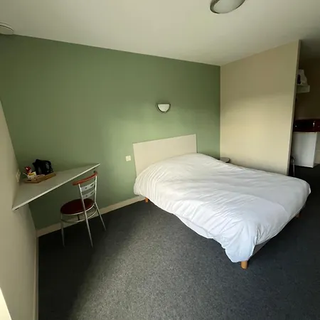 Hotel Des Voyageurs Change (Mayenne)